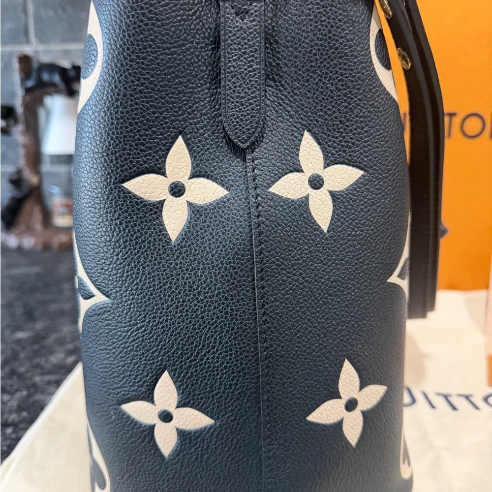 Louis Vuitton Bi-Color NeoNoe MM - Picture 5 of 13